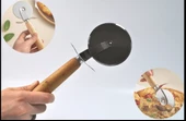 Ahşap Saplı Hamur Pizza Kesici Rulet - 2