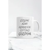 ÇİZGİMİ AŞAN HERKESİN ÜSTÜNÜ ÇİZDİM Baskılı Kupa Bardak - Solmaz - Çift Taraflı Baskı - (BULAŞIK MAKİNESİNDE YIKANABİLİR) thumbnail 1