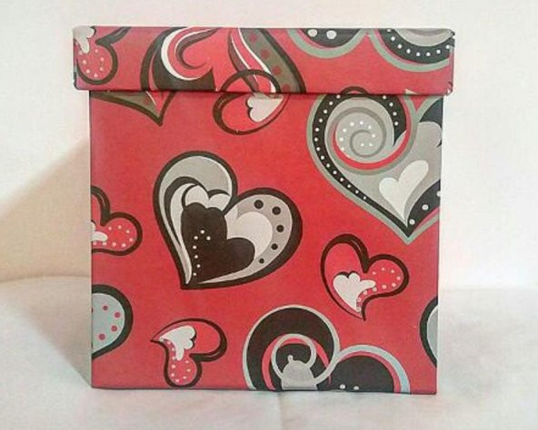 1 Adet Kırmızı Kalp Desenli 14cmx14cm Boyutunda Kare Karton Kutu