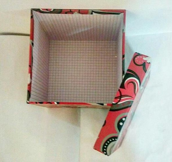 1 Adet Kırmızı Kalp Desenli 26cmx26cm Boyutunda Kare Karton Kutu - 2