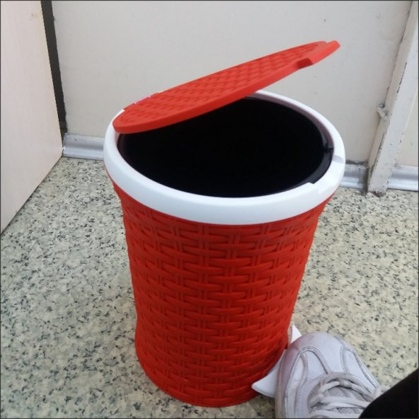 Kırmızı Beyaz Pedallı Kapaklı Saplı Kovalı Hasır İşlemeli Sızdırmaz Çöp Kovası