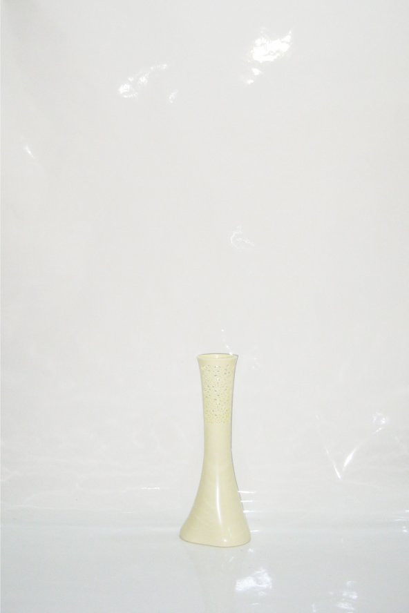 Uzun 40 cm Krem Rengi İşlemeli Fil Ayağı Dengeli Delikli Desenli Vazo