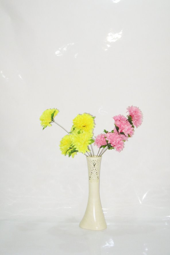 Uzun Yeşil Yapraklı 4 Sarı 4 Pembe Çiçekli 40 cm Krem Rengi İşlemeli Desenli Vazo