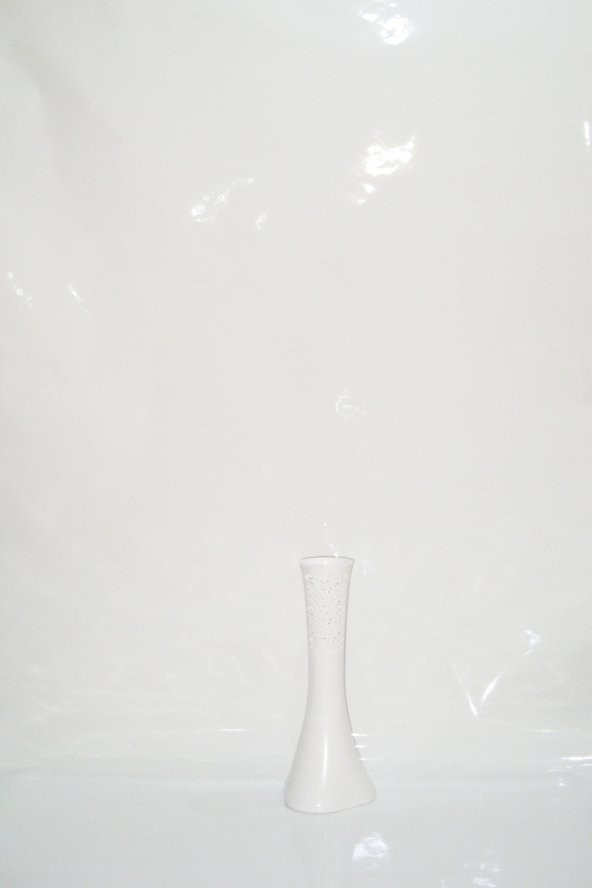 Uzun 40 cm Beyaz Desen İşlemeli Fil Ayağı Dengeli Vazo