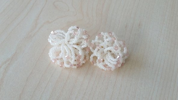 Kristal Boncuklu Kum Boncuklu Beyaz Çiçek Bayan Küpe mb76