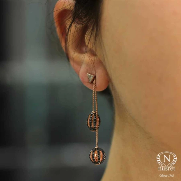 925 Ayar Rose Gümüş Yuvarlak ve Oval Siyah Taşlı Top Sallantılı Çivi Küpe ürün görseli 1