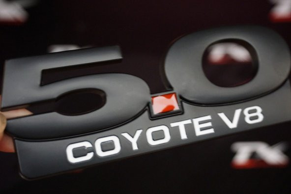 Ford Mustang 5.0 Coyote V8 Vidalı Ön Panjur İkiz Turbo Amblem