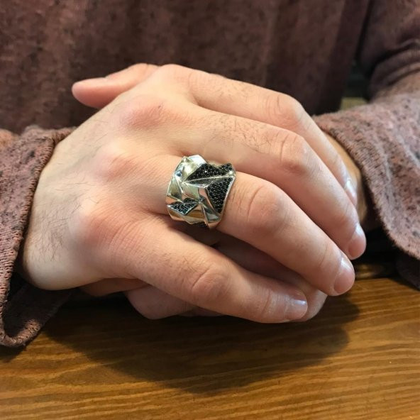 Siyah taşlı özel tasarım gümüş erkek yüzüğü