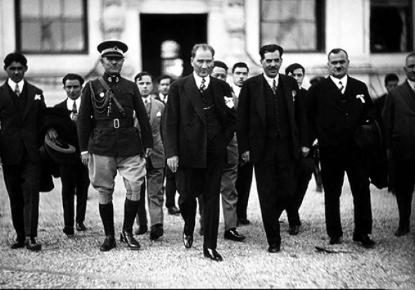 105 Atatürk Yürürken