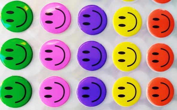 Gülen Yüz Emoji Sticker 80 Adet 2cm