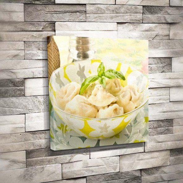 Tabakta lezzetli taze pişmiş mantı - Yeşil Nane -Yiyecek - Tuval Dekoratif Kanvas Tablo 50x50cm - 1