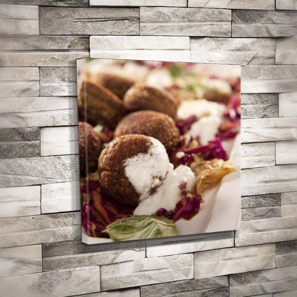 Kırmızı lahana ve soğan ile Falafel yemeği - Restoran - Yiyecek-Tuval Dekoratif Kanvas Tablo 50x50cm