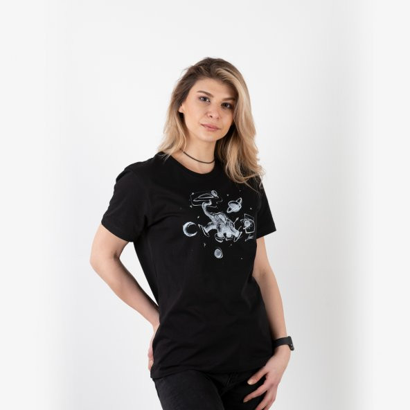 Siyah Uzayda Özgür Fil Baskılı Kadın T-Shirt