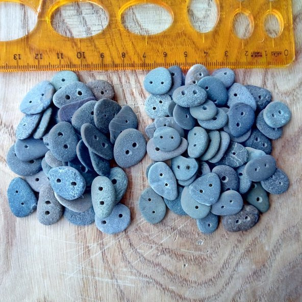 Tabi taş düğme, fiyat 10 düğme içindir (TD51520). Tabi, fıtri hali korunmuştur. İki delikli. Şekilleri, desenleri, renkleri farklıdır. 1-5 mm kalın, 10-15 mm geniş, 12-20 mm uzun olabilir. - 3