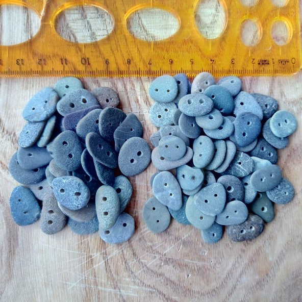 Tabi taş düğme, fiyat 10 düğme içindir (TD51520). Tabi, fıtri hali korunmuştur. İki delikli. Şekilleri, desenleri, renkleri farklıdır. 1-5 mm kalın, 10-15 mm geniş, 12-20 mm uzun olabilir. - 4