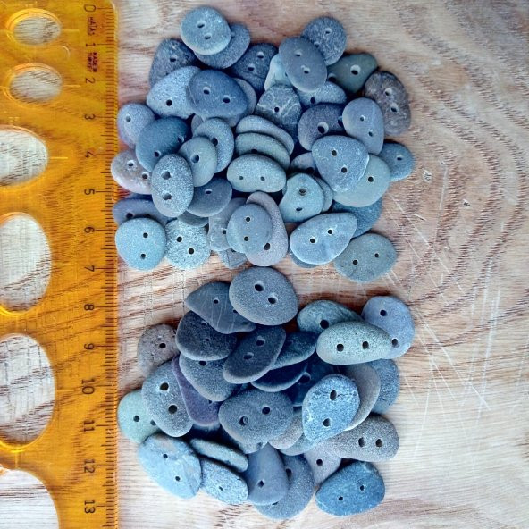 Tabi taş düğme, fiyat 10 düğme içindir (TD51520). Tabi, fıtri hali korunmuştur. İki delikli. Şekilleri, desenleri, renkleri farklıdır. 1-5 mm kalın, 10-15 mm geniş, 12-20 mm uzun olabilir. - 5
