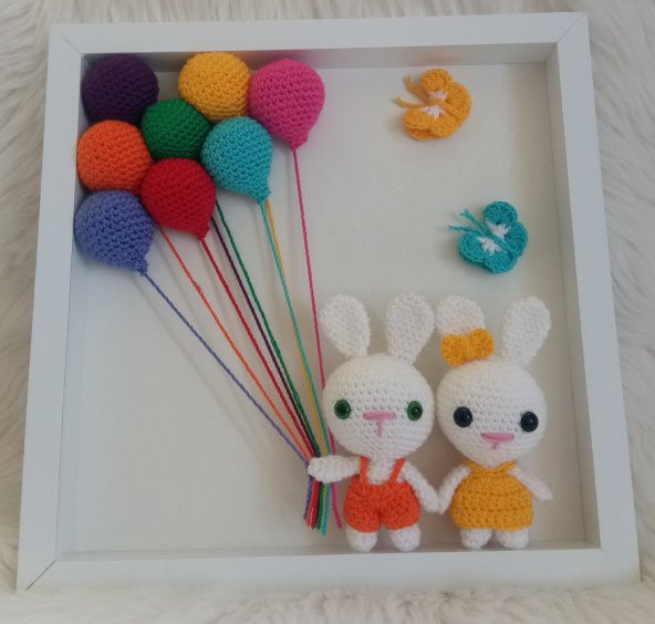 Bebek/Çocuk Odası Panosu, amigurumi oyuncaklı, turuncu ve sarı elbiseli kelebekli, sevdikleriniz için harika bir hediye