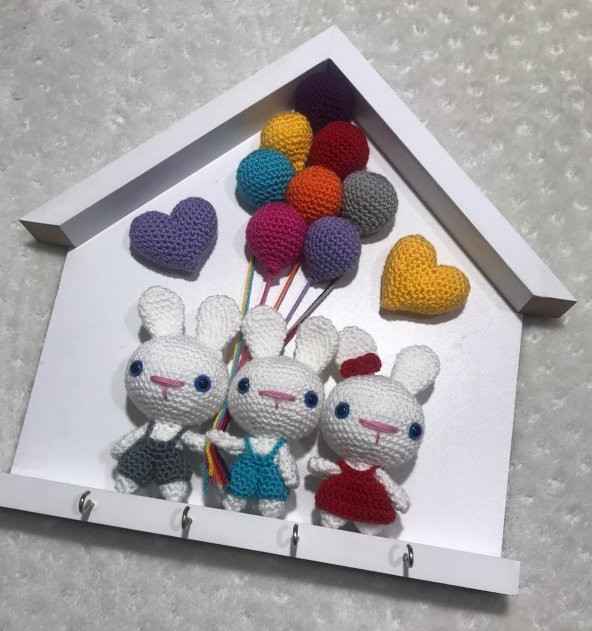 Duvar Anahtarlık, amigurumi oyuncaklı 3 tavşan 2 kalpli, sevdiklerinize harika bir hediye