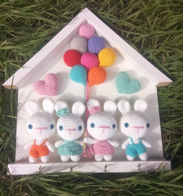 Duvar Anahtarlık, amigurumi oyuncaklı, 4 tavşan 2 kalpli, turuncu, mint yeşil, pembe,mavi elbiseli sevdiklerinize harika bir hediye