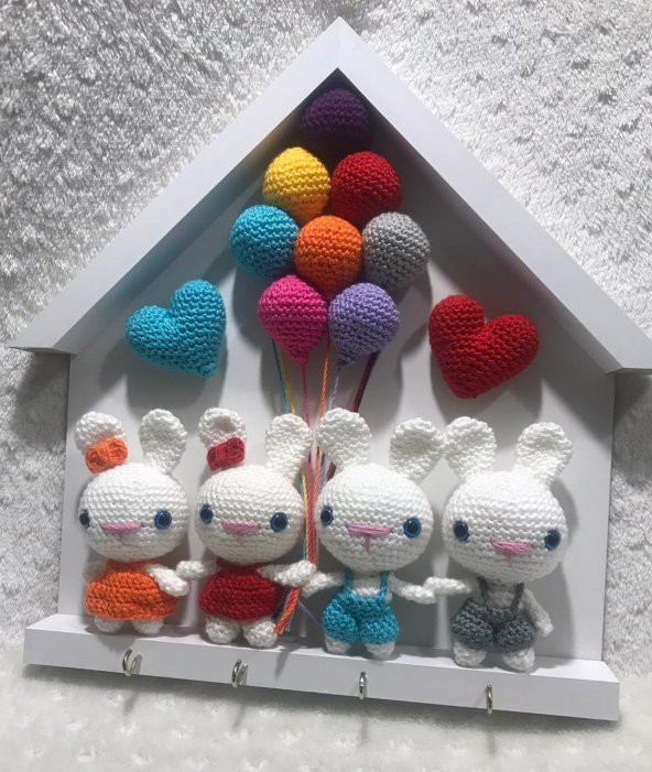 Duvar anahtarlık, amigurumi oyuncaklı 4 tavşan 2 kalpli, turuncu, kırmızı, mavi, gri elbiseli sevdiklerinize harika bir hediye