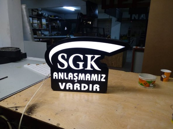 Sgk Anlaşmamız Yazılı Tabelası 3D LED Tabela Neon Etkili Işıklı Kutu Harf Tabela 30x45cm Pleksiglass ürün görseli
