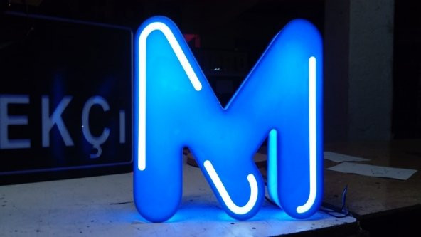 Mavi M Harfi Dekor Tabelası 3D LED Tabela Neon Etkili Işıklı Kutu Harf Tabela 30x45cm Pleksiglass