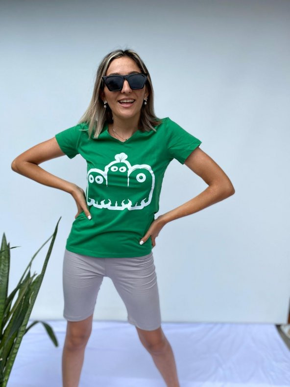 Kadın V Yaka Minyon Karakter Baskılı Yeşil Tshirt - 3