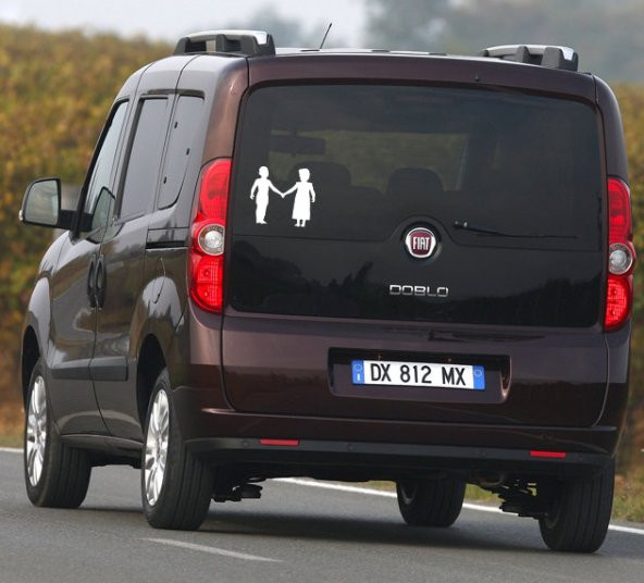 Anne Ve Çocuğu El Ele Tutuşmuş Silüet Oto Araba Sticker - 2