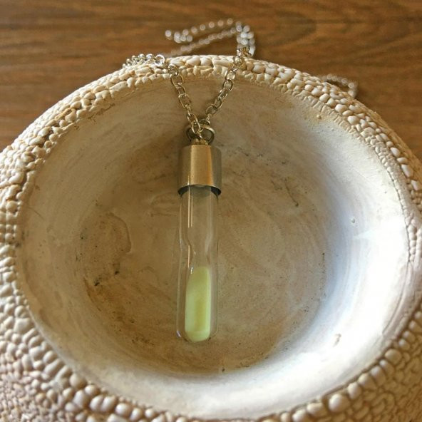 Karanlıkta Parlayan Fosforlu Kum Saati Metal Zincirli Cam Kolye - 3