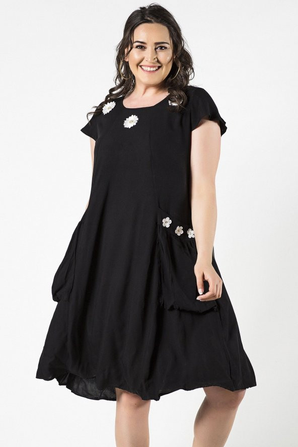 Büyük Beden Siyah Yakası Cebi Çiçekli Kısa Kol Elbise