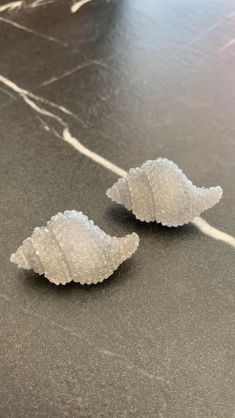 Parlak Gri Renkli İstiridye Şekilli Küpe Gümüş Aksesuarlı El Yapımı Epoksi Hediyelik - Resim 2