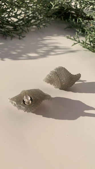 Parlak Gri Renkli İstiridye Şekilli Küpe Gümüş Aksesuarlı El Yapımı Epoksi Hediyelik - Resim 3