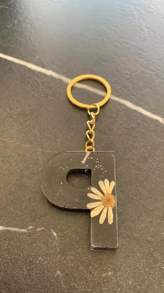 P Harfi Siyah Renk Kurutulmuş Sarı Papatya Çiçekli Simli Anahtarlık Gold Aksesuarlı El Yapımı EpoksiEl Yapımı Epoksi - 2