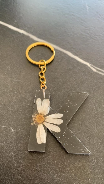 K Harfi Siyah Renk Kurutulmuş Sarı Papatya Çiçekli Simli Anahtarlık Gold Aksesuarlı El Yapımı Epoksi - Resim 8