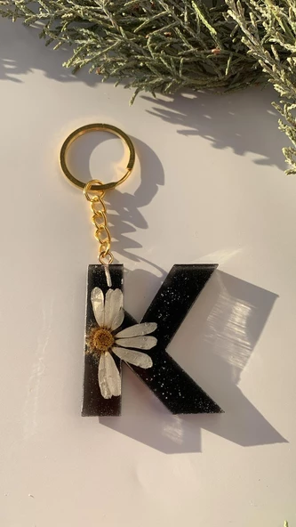 K Harfi Siyah Renk Kurutulmuş Sarı Papatya Çiçekli Simli Anahtarlık Gold Aksesuarlı El Yapımı Epoksi - Resim 7