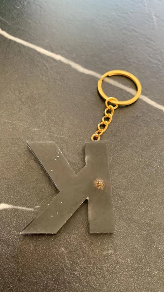 K Harfi Siyah Renk Kurutulmuş Sarı Papatya Çiçekli Simli Anahtarlık Gold Aksesuarlı El Yapımı Epoksi - Resim 4