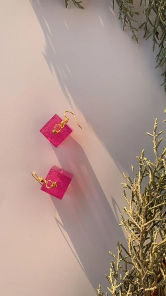 Parlak Mor Renkli Simli Gold Aksesuarlı Küp Şekil Küpe El Yapımı Epoksi Hediyelik - Resim 3