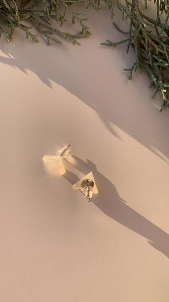 Parlak Sedefli Beyaz Renkli Simli Gümüş Aksesuarlı Üçgen Elmas Şekil Küpe El Yapımı Epoksi - Resim 3