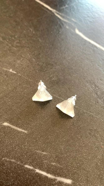 Parlak Sedefli Beyaz Renkli Simli Gümüş Aksesuarlı Üçgen Elmas Şekil Küpe El Yapımı Epoksi - Resim 8