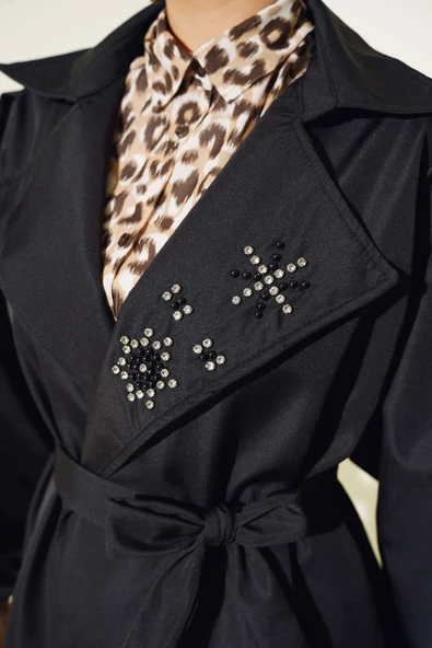 Yaka Taşlı Kuşaklı Trençkot Siyah - 4