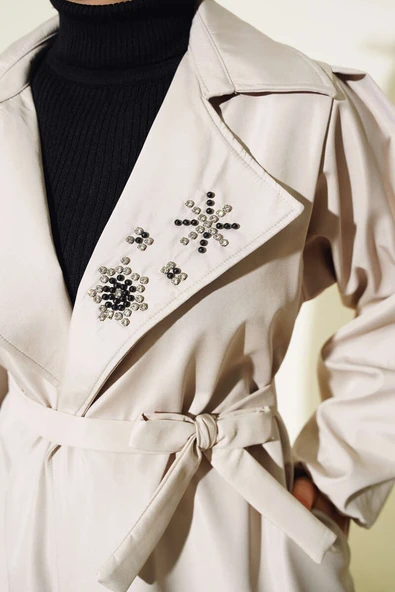 Yaka Taşlı Kuşaklı Trençkot Bej - 4