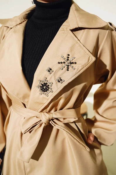Yaka Taşlı Kuşaklı Trençkot Latte - Resim 4