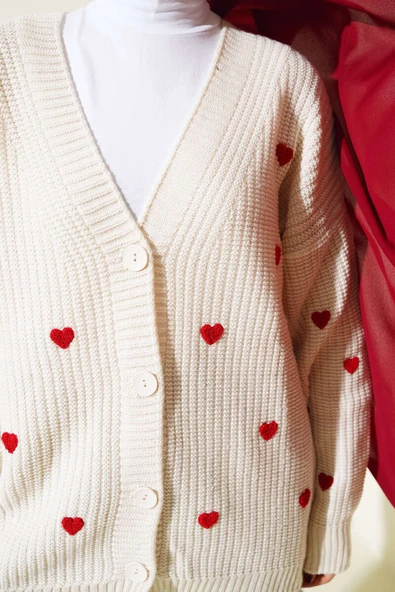 Kalp Nakışlı Triko Hırka Bej - Resim 4