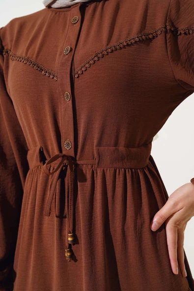 Önü Yarım Düğmeli Kat Kat Elbise Kahve - Resim 4