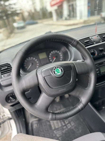 Skoda Octavia Mk2 A5 2005-2012 Araca Özel Dikmeli Direksiyon Kılıfı (Nokta Karbon) - Resim 4