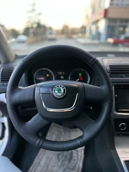 Skoda Octavia Mk2 A5 2005-2012 Araca Özel Dikmeli Direksiyon Kılıfı ürün görseli