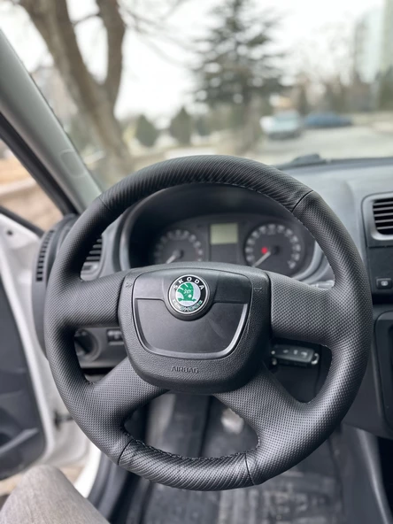 Skoda Octavia Mk2 A5 2005-2012 Araca Özel Dikmeli Direksiyon Kılıfı (Nokta Karbon) - Resim 2