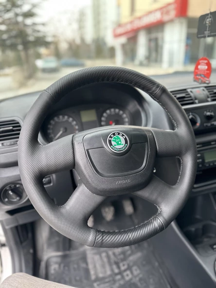 Skoda Octavia Mk2 A5 2005-2012 Araca Özel Dikmeli Direksiyon Kılıfı (Nokta Karbon) - Resim 3