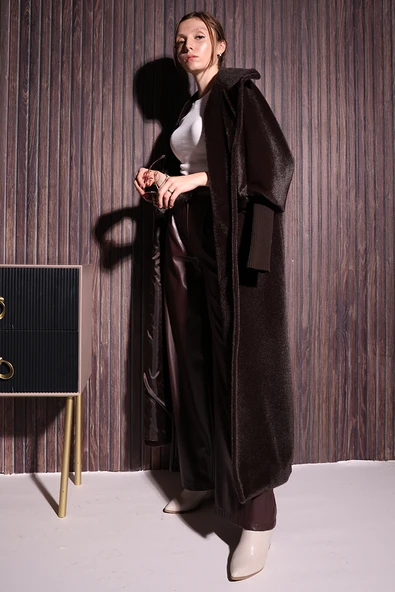 Bel Kuşaklı Yaka Taş Broş Detaylı Uzun Kaban 7923 Kahverengi