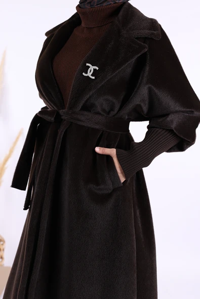 Bel Kuşaklı Yaka Taş Broş Detaylı Uzun Kaban 7923 Kahverengi - 6